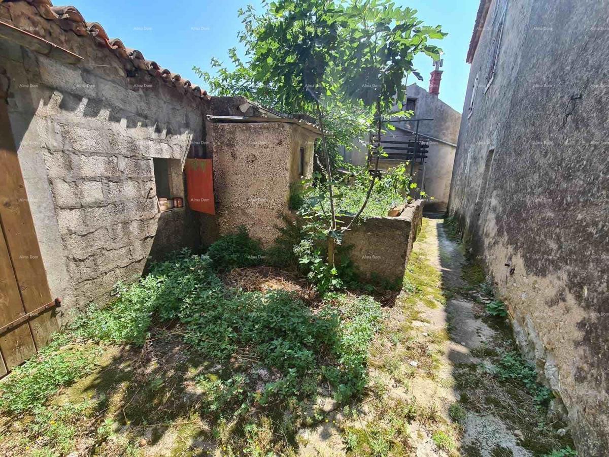 Casa nel centro di Marčana con un giardino.