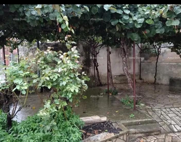 Casa nel centro di Marčana con un giardino.