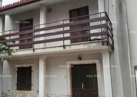 Casa nel centro di Marčana con un giardino.