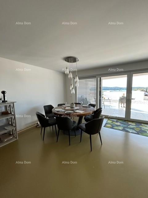 Una bellissima villa con vista mare. POMER