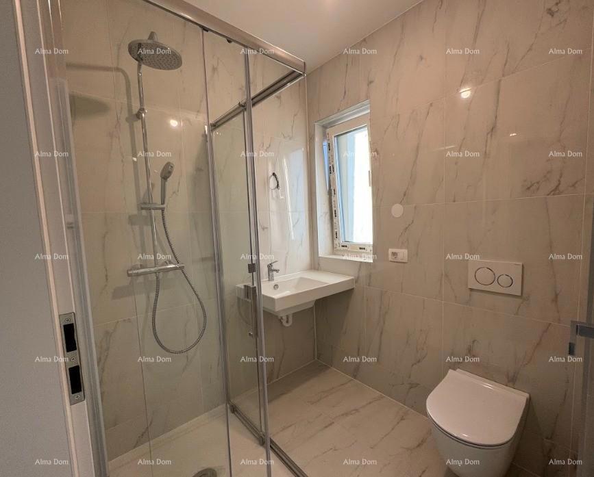 Lussuoso appartamento su due piani con vista mare e ampia terrazza a Zambratija