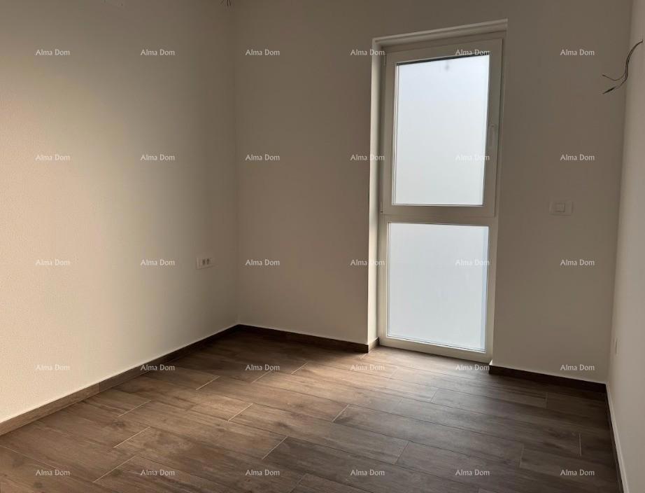 Lussuoso appartamento su due piani con vista mare e ampia terrazza a Zambratija