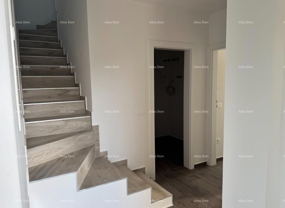 Lussuoso appartamento su due piani con vista mare e ampia terrazza a Zambratija