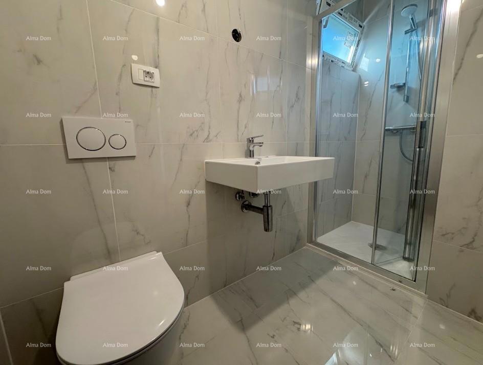 Lussuoso appartamento su due piani con vista mare e ampia terrazza a Zambratija