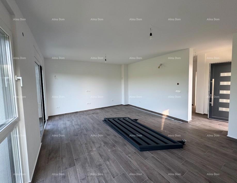 Lussuoso appartamento su due piani con vista mare e ampia terrazza a Zambratija