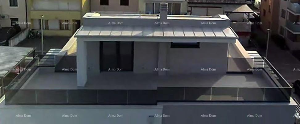 Lussuoso appartamento su due piani con vista mare e ampia terrazza a Zambratija