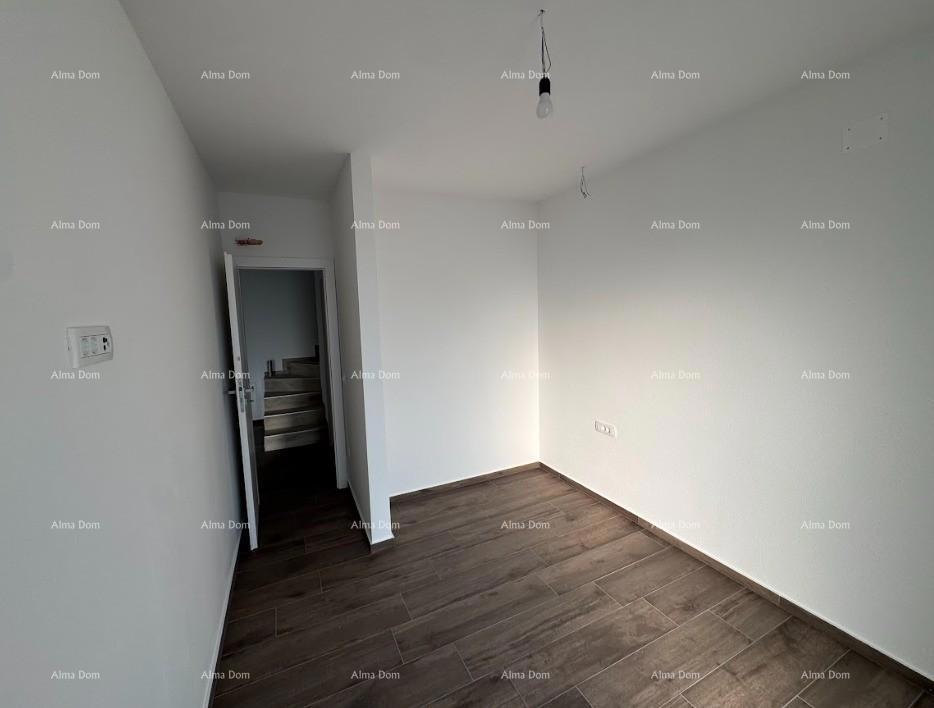 Lussuoso appartamento su due piani con vista mare e ampia terrazza a Zambratija