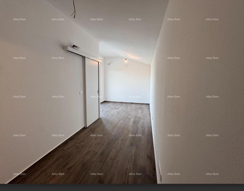 Lussuoso appartamento su due piani con vista mare e ampia terrazza a Zambratija