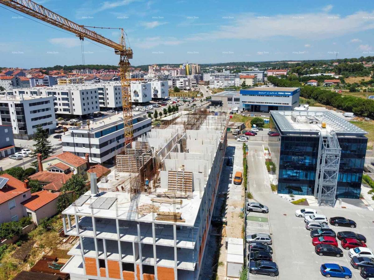 Pula! Edificio residenziale moderno con ascensore, vicino al centro. S43