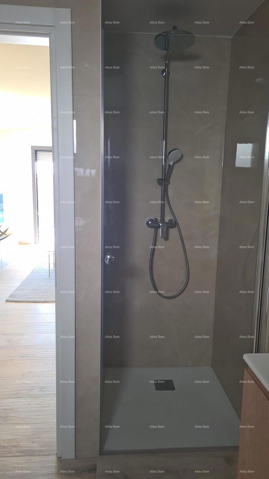 Appartamento moderno con posto auto e ripostiglio nel blocco F, vicino a Umago!