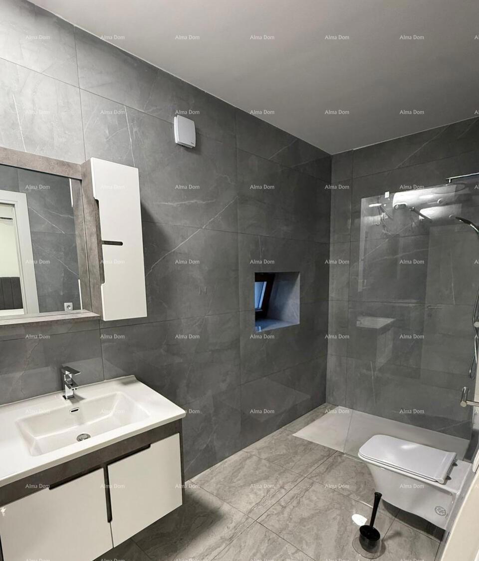 POREČ, Ristrutturata casa in pietra con vista mare