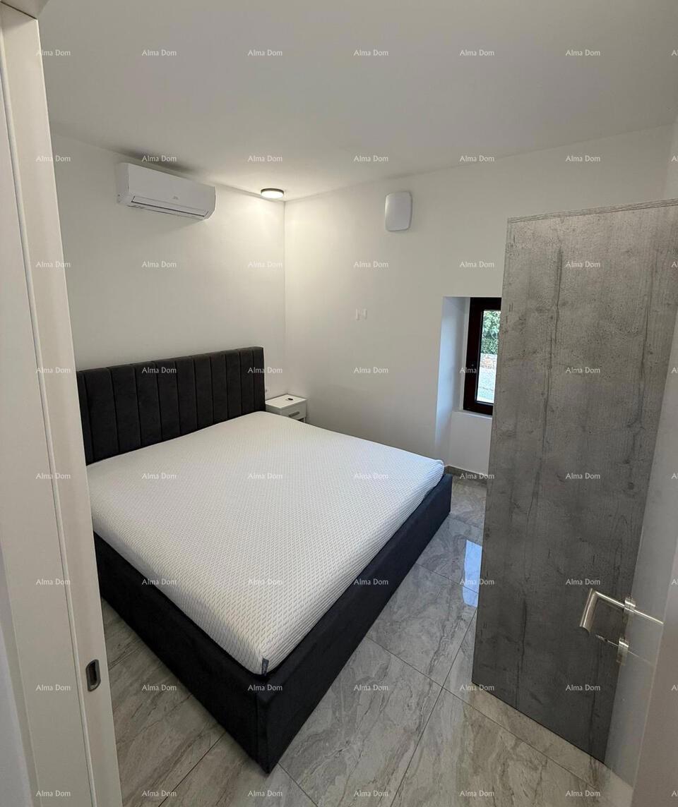 POREČ, Ristrutturata casa in pietra con vista mare