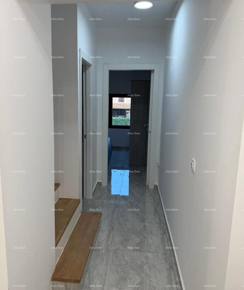 POREČ, Ristrutturata casa in pietra con vista mare