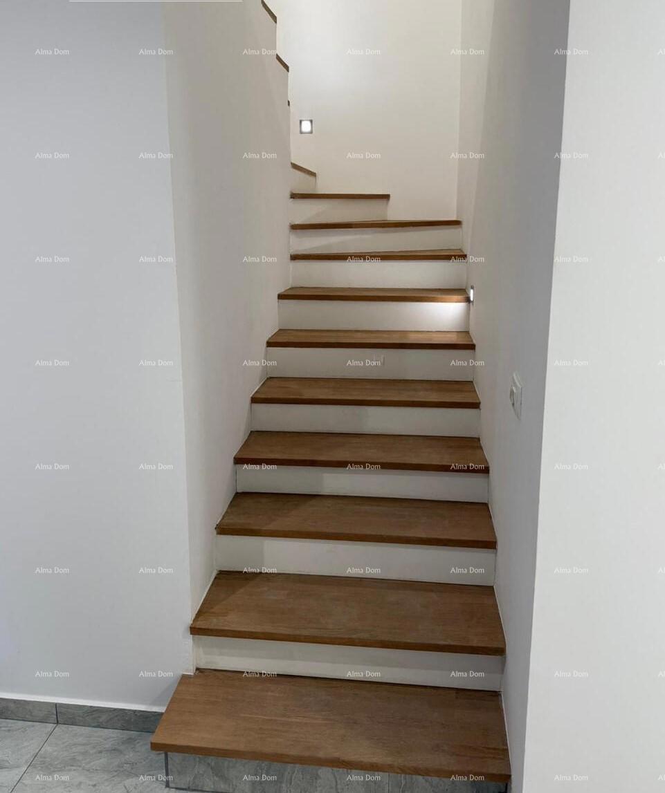 POREČ, Ristrutturata casa in pietra con vista mare