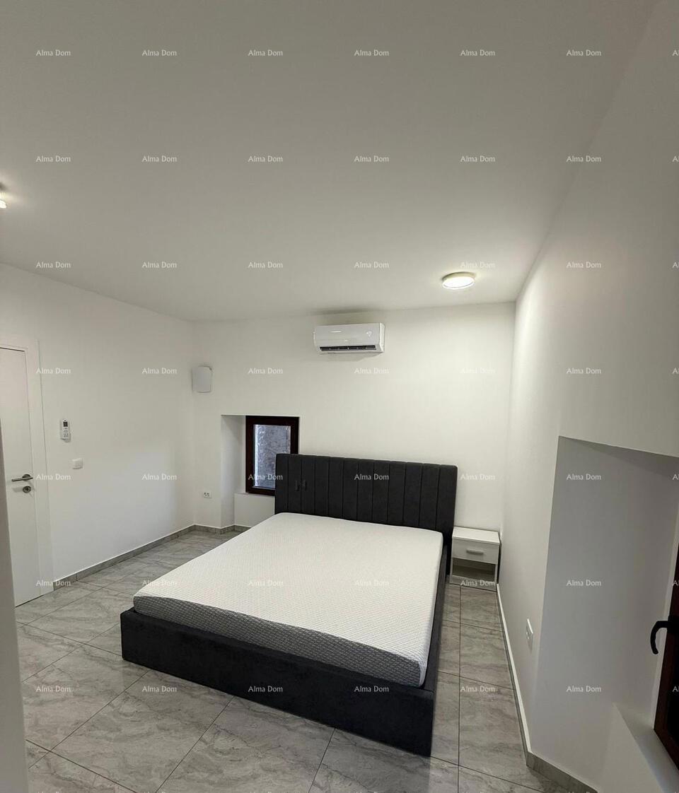 POREČ, Ristrutturata casa in pietra con vista mare