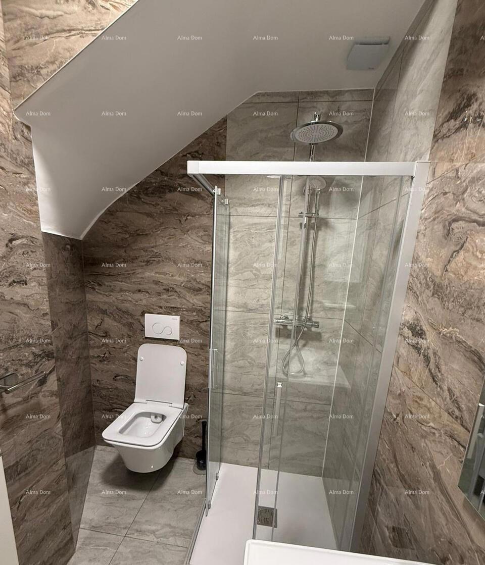 POREČ, Ristrutturata casa in pietra con vista mare