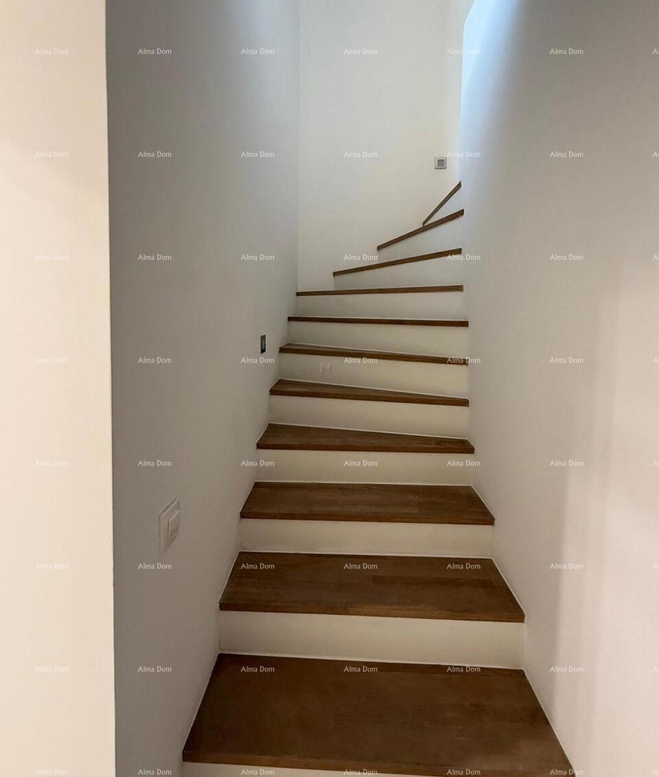 POREČ, Ristrutturata casa in pietra con vista mare