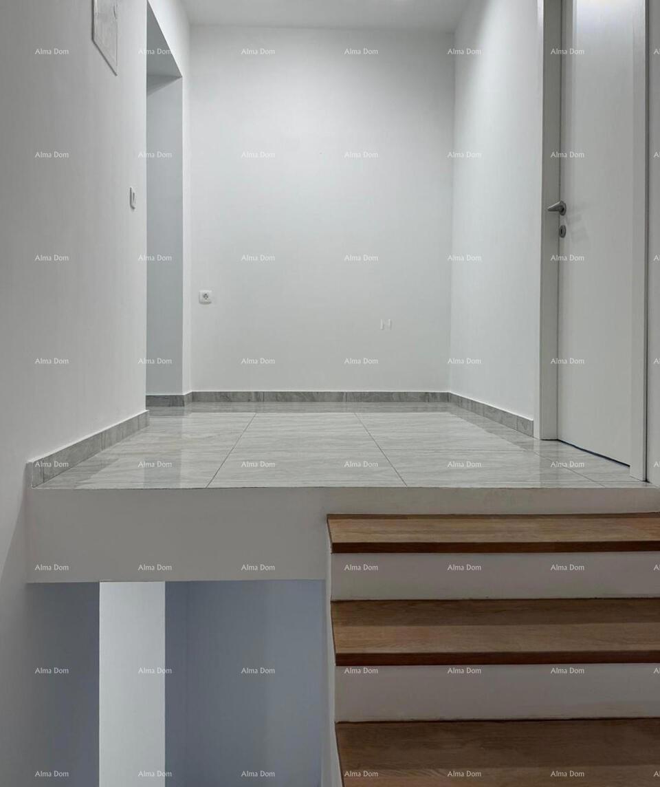 POREČ, Ristrutturata casa in pietra con vista mare