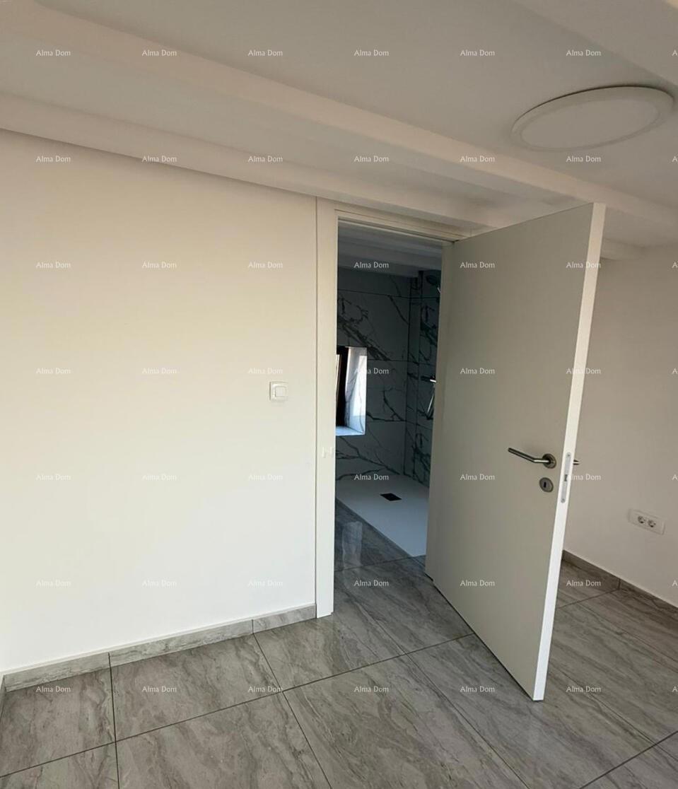 POREČ, Ristrutturata casa in pietra con vista mare