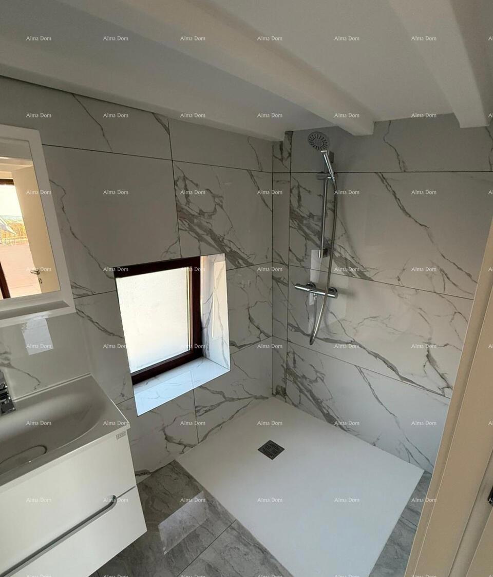 POREČ, Ristrutturata casa in pietra con vista mare