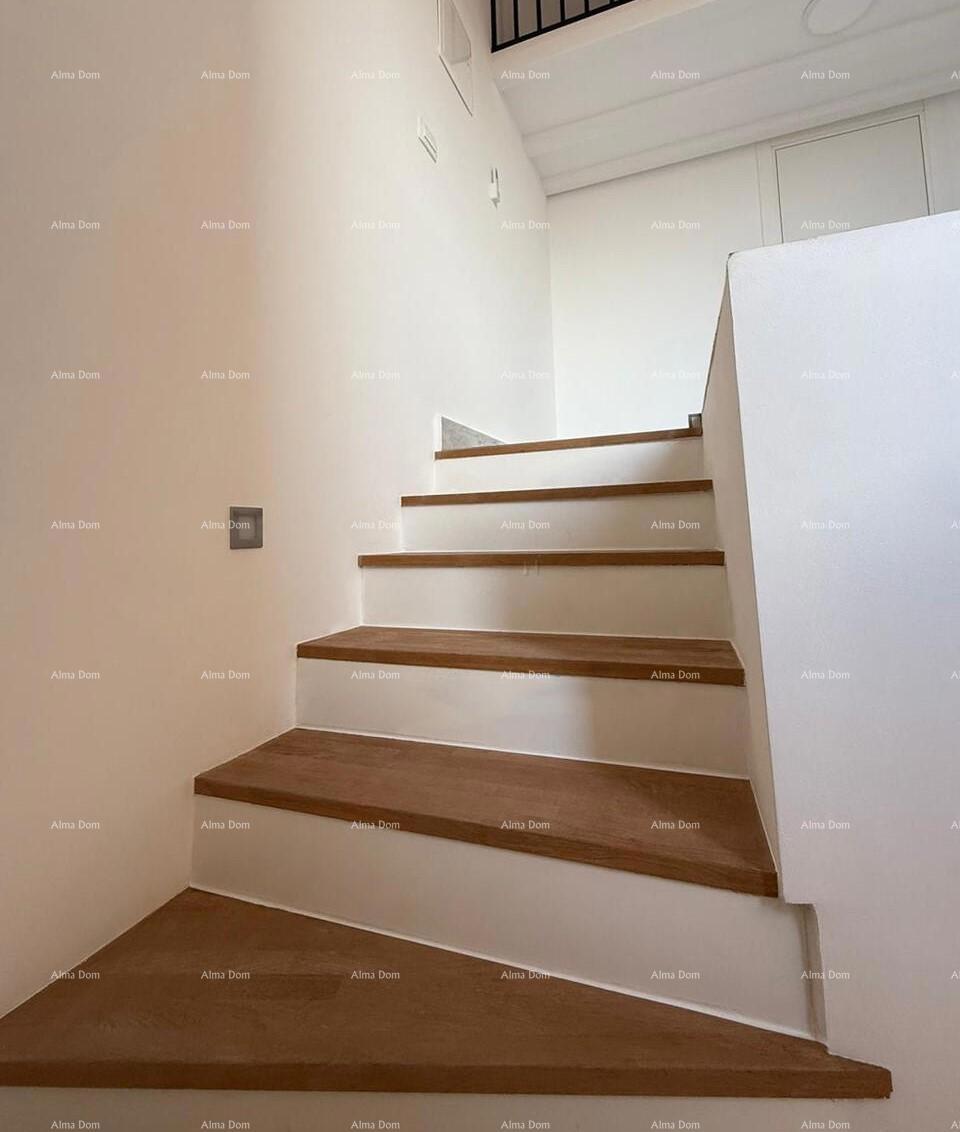 POREČ, Ristrutturata casa in pietra con vista mare