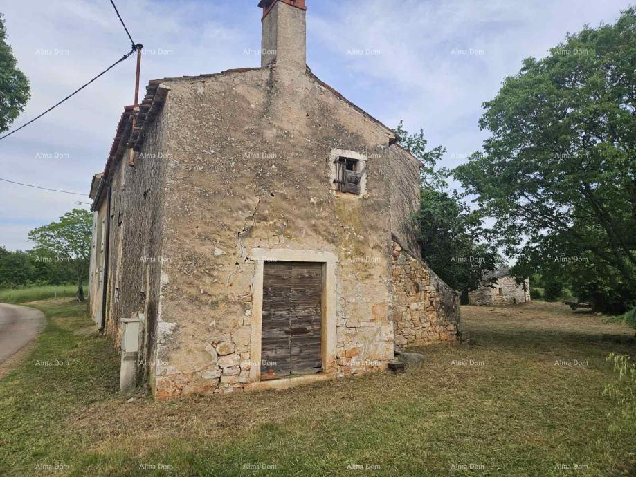 VIŠNJAN, COMPLESSO CON TRE CASE IN PIETRA E AMPIO TERRENO