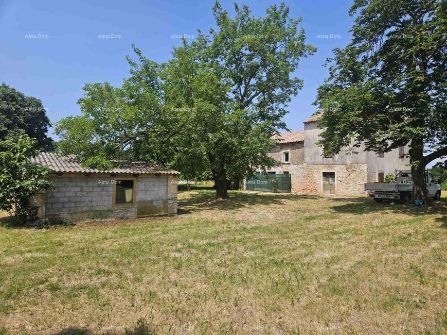 VIŠNJAN, COMPLESSO CON TRE CASE IN PIETRA E AMPIO TERRENO