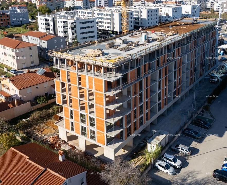 Pula! Edificio residenziale moderno con ascensore, vicino al centro. Appartamento con posto auto e cantina. s66