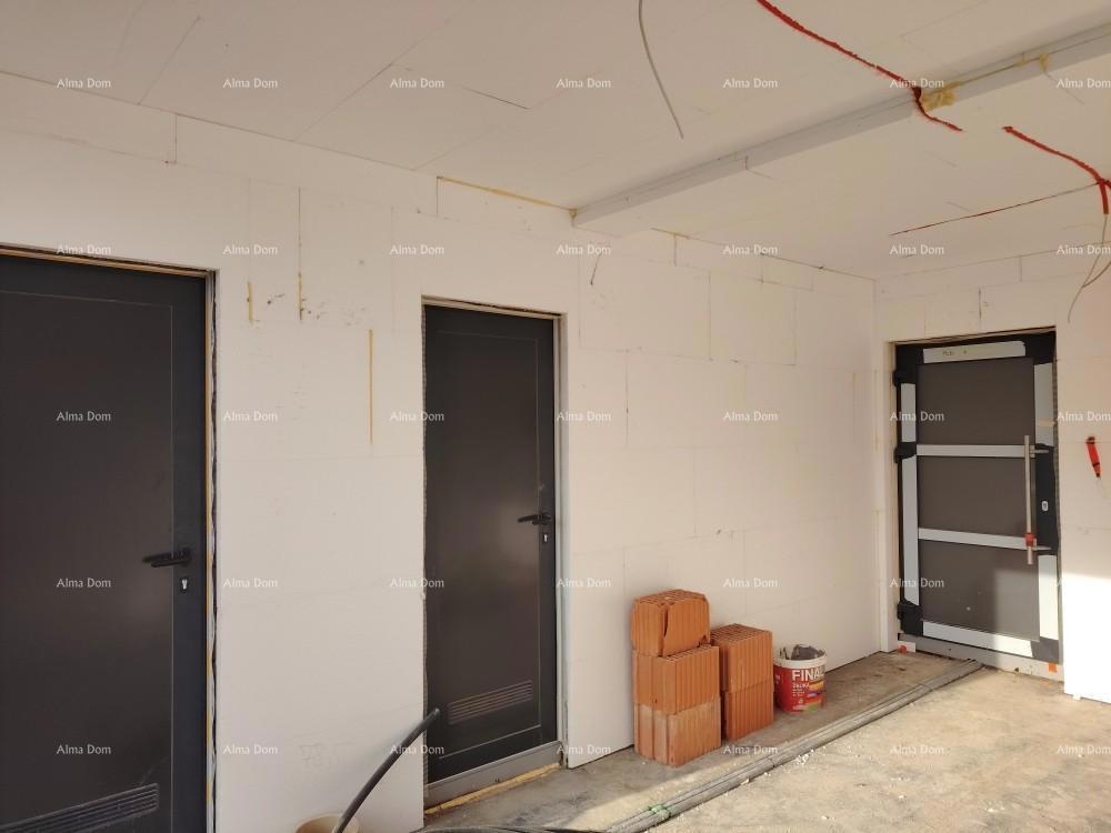 The translation of "Penthaus s velikom terasom" to Italian is "Attico con grande terrazza."