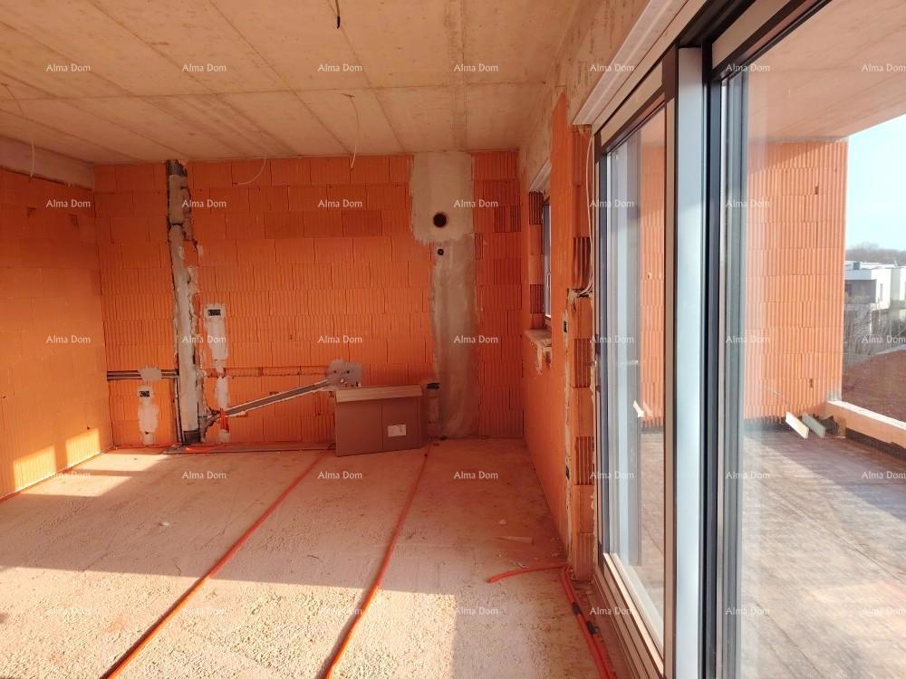 The translation of "Penthaus s velikom terasom" to Italian is "Attico con grande terrazza."