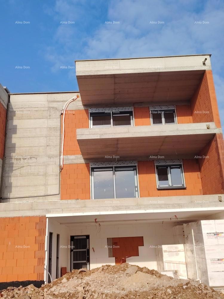 The translation of "Penthaus s velikom terasom" to Italian is "Attico con grande terrazza."