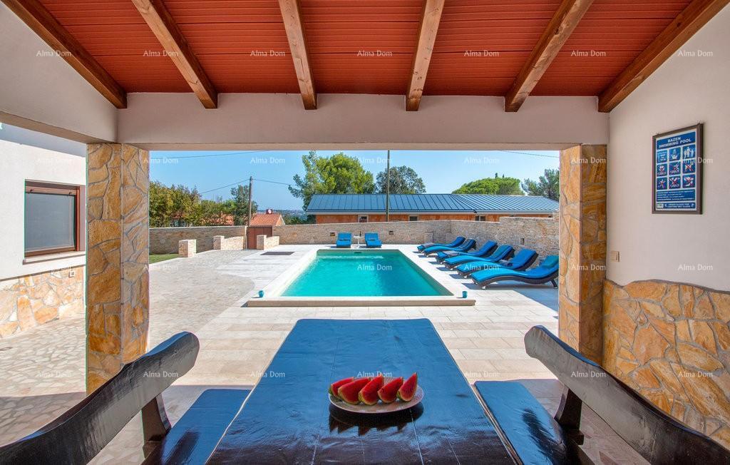 Premantura, villa indipendente con 5 camere da letto. Vicinanza al mare.