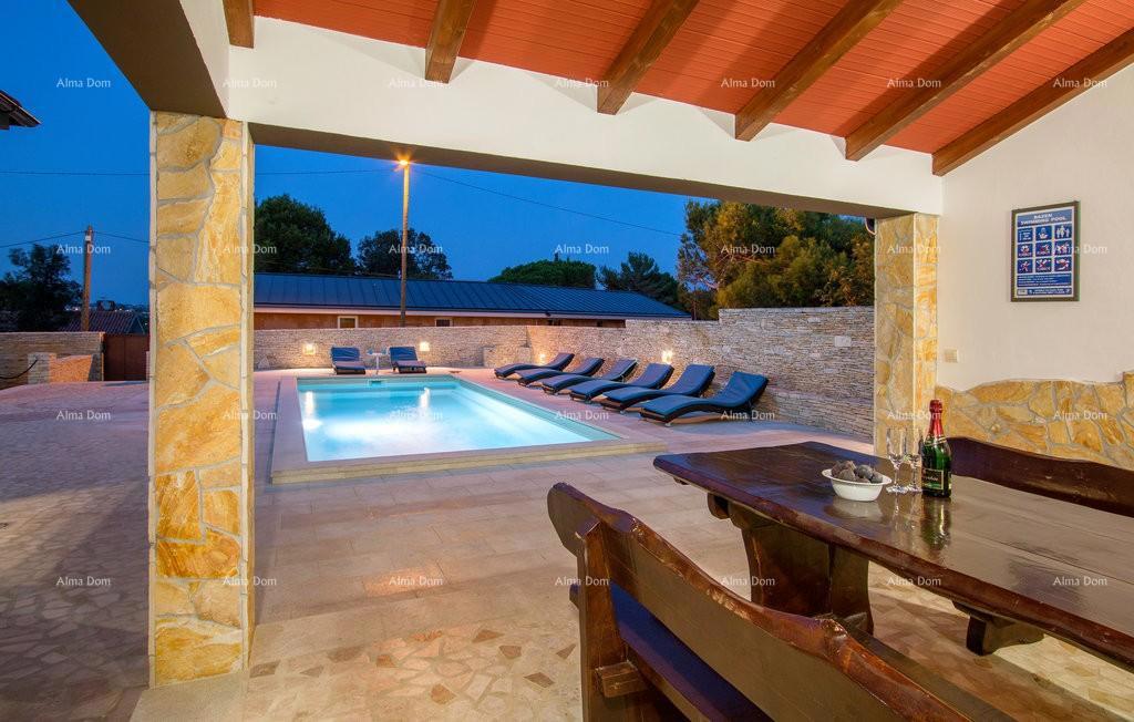 Premantura, villa indipendente con 5 camere da letto. Vicinanza al mare.