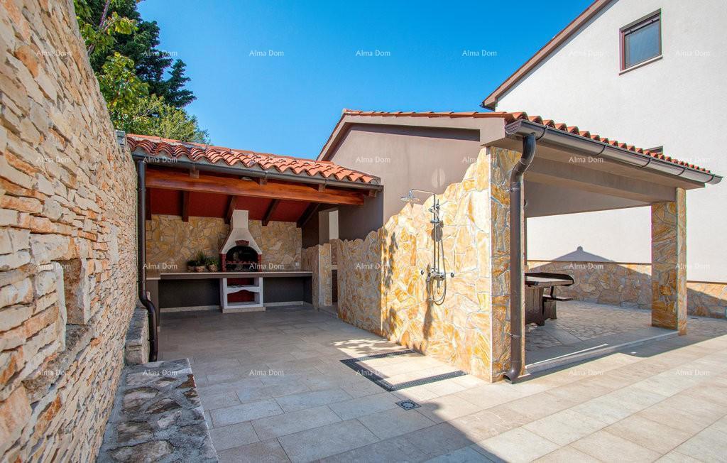 Premantura, villa indipendente con 5 camere da letto. Vicinanza al mare.