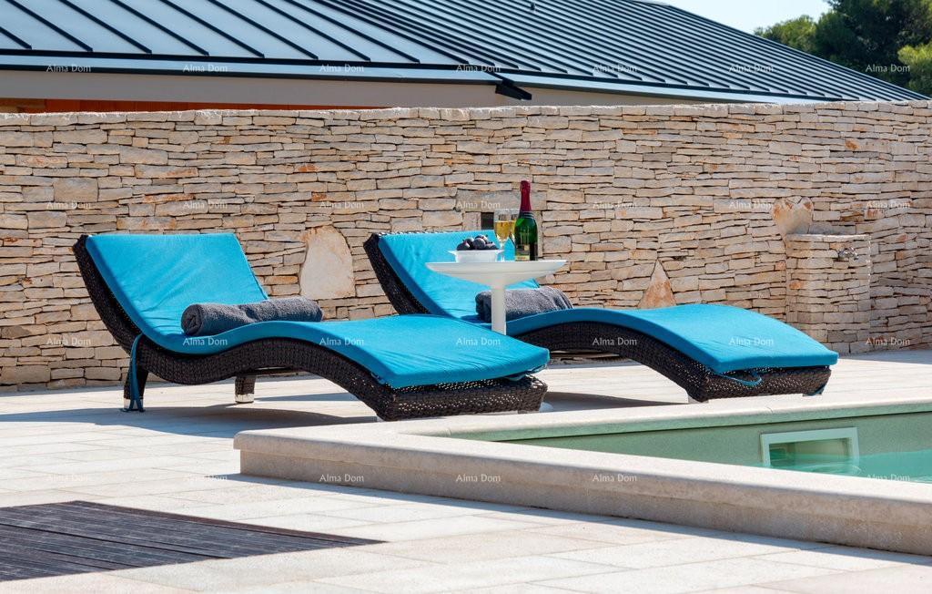 Premantura, villa indipendente con 5 camere da letto. Vicinanza al mare.