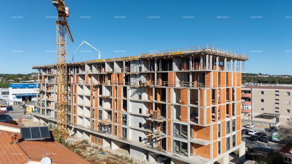 Pula! Edificio residenziale moderno con ascensore. Appartamento con posto auto e cantina. S52