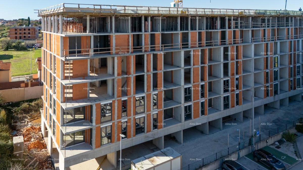 Pula! Edificio residenziale moderno con ascensore. Appartamento con posto auto e cantina. S52