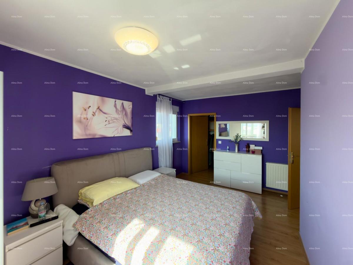 The title "Kuća sa dva stana" translates to Italian as "Casa con due appartamenti."