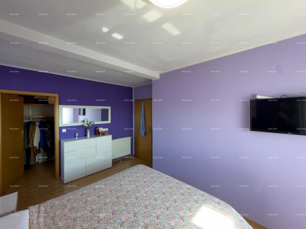 The title "Kuća sa dva stana" translates to Italian as "Casa con due appartamenti."