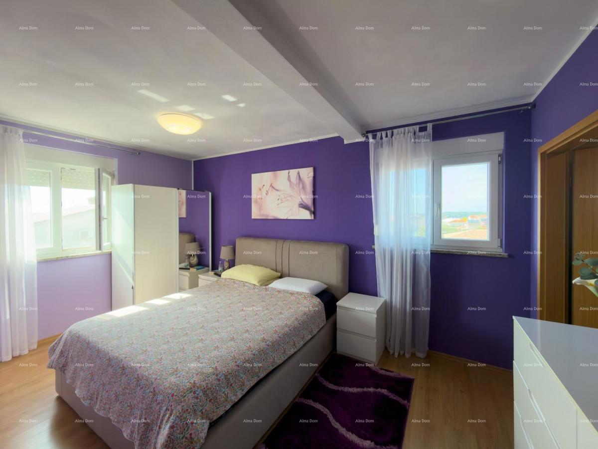 The title "Kuća sa dva stana" translates to Italian as "Casa con due appartamenti."