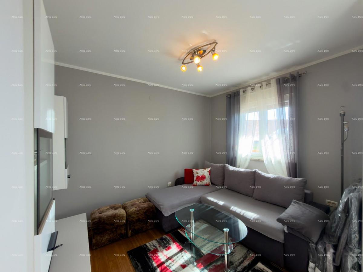 The title "Kuća sa dva stana" translates to Italian as "Casa con due appartamenti."