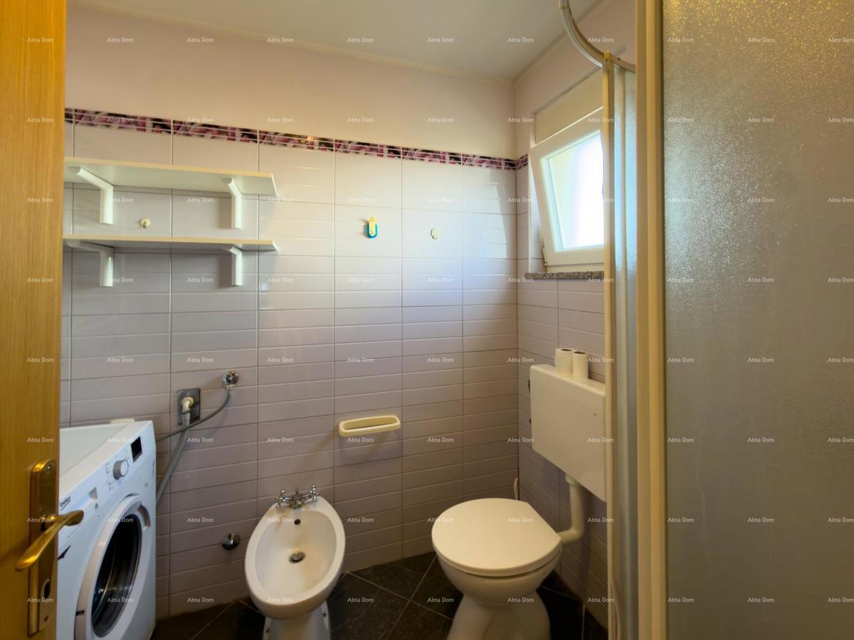 The title "Kuća sa dva stana" translates to Italian as "Casa con due appartamenti."