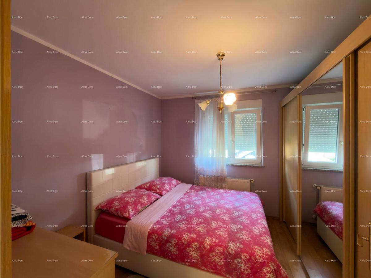 The title "Kuća sa dva stana" translates to Italian as "Casa con due appartamenti."