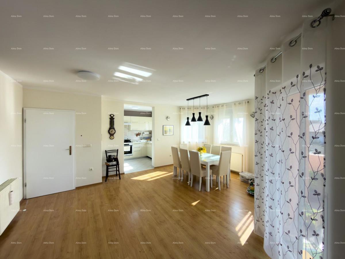 The title "Kuća sa dva stana" translates to Italian as "Casa con due appartamenti."