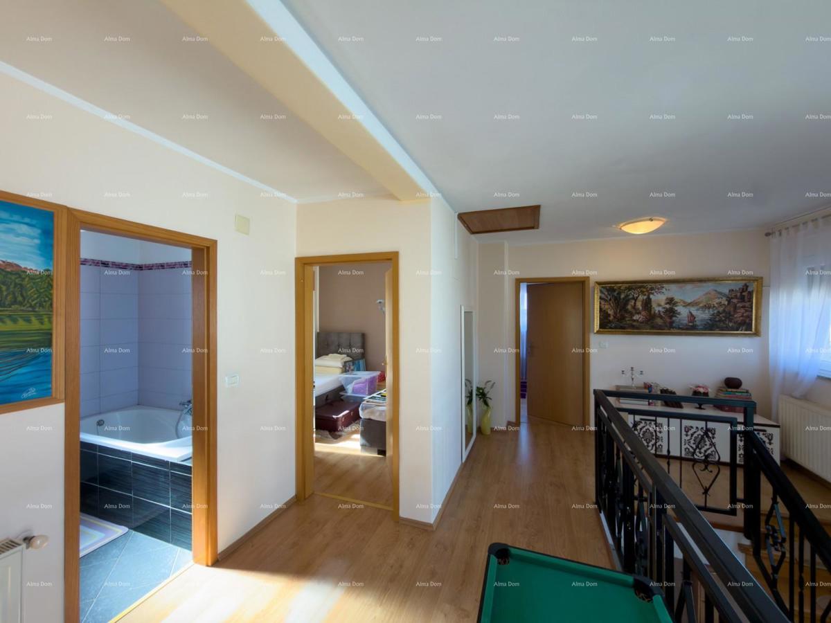 The title "Kuća sa dva stana" translates to Italian as "Casa con due appartamenti."