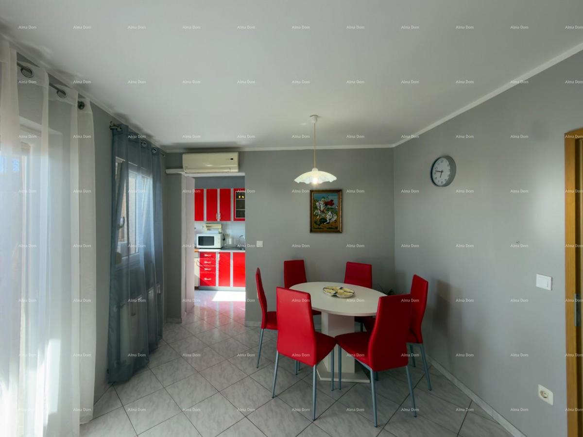 The title "Kuća sa dva stana" translates to Italian as "Casa con due appartamenti."