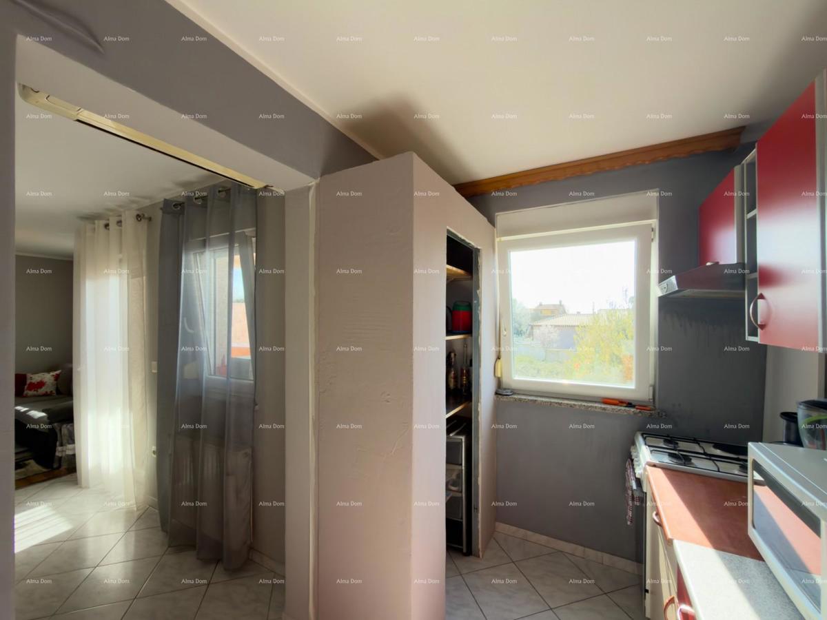 The title "Kuća sa dva stana" translates to Italian as "Casa con due appartamenti."