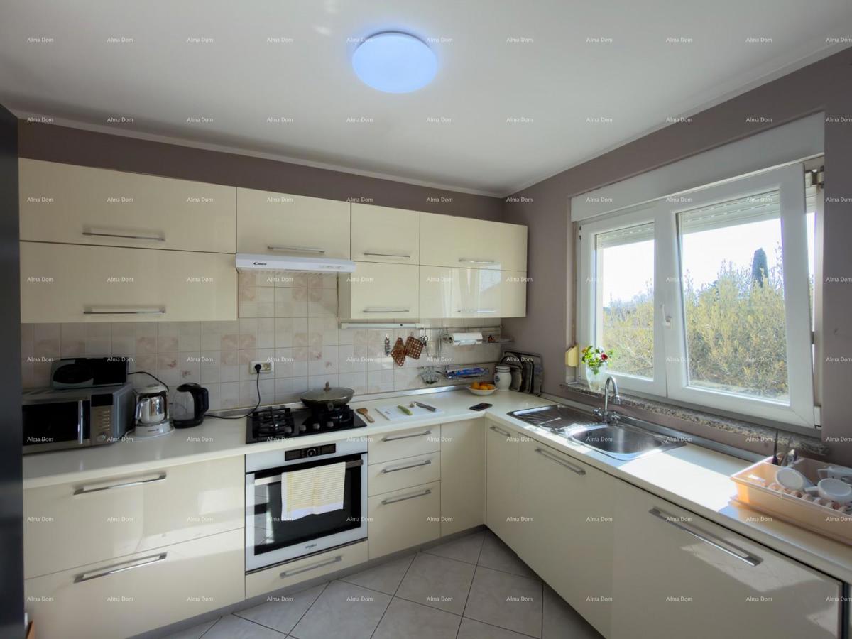 The title "Kuća sa dva stana" translates to Italian as "Casa con due appartamenti."