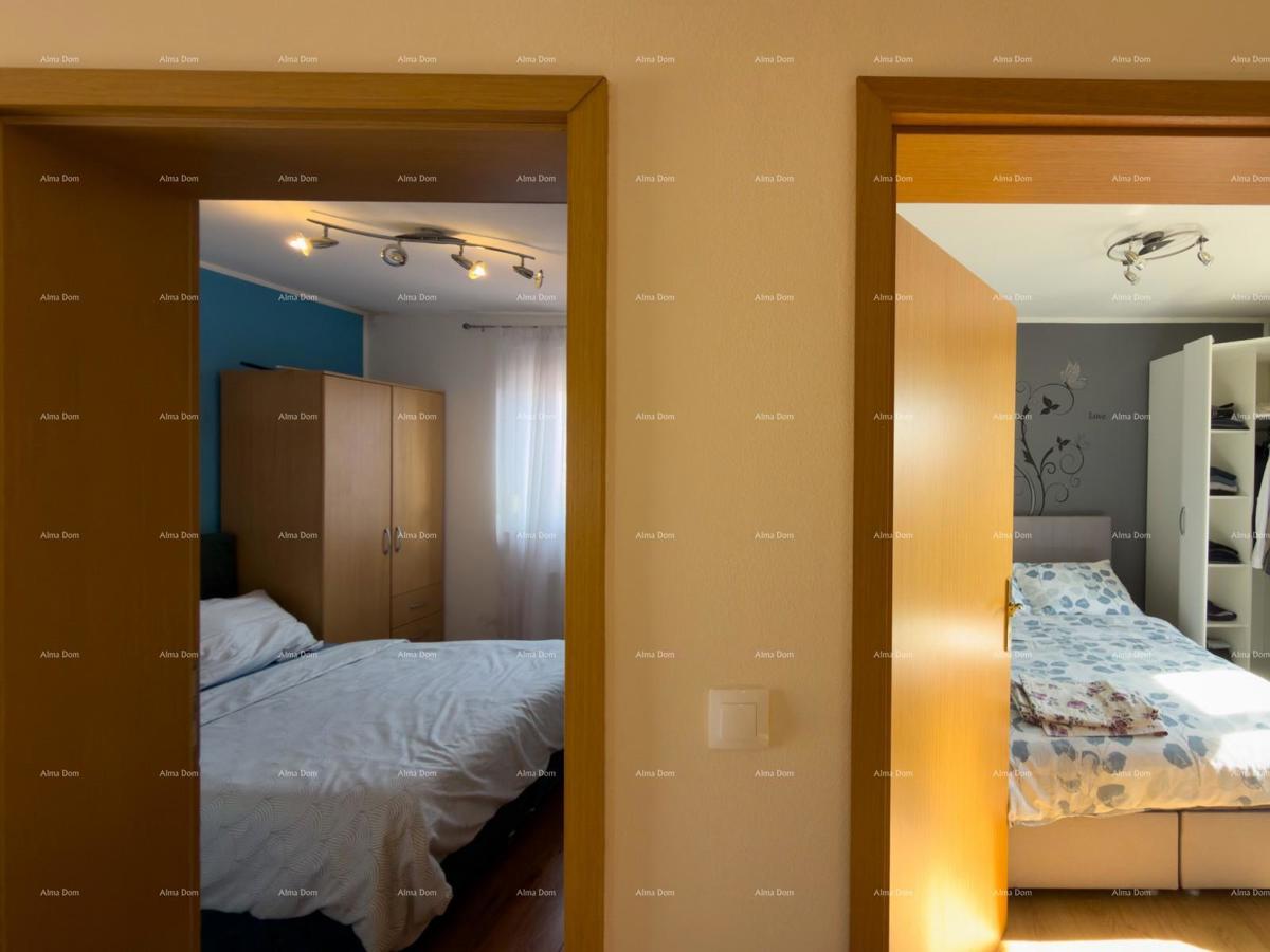 The title "Kuća sa dva stana" translates to Italian as "Casa con due appartamenti."