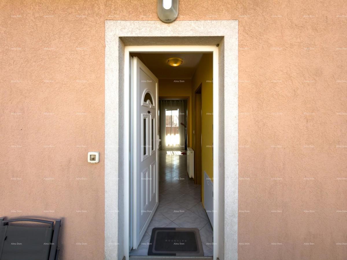 The title "Kuća sa dva stana" translates to Italian as "Casa con due appartamenti."